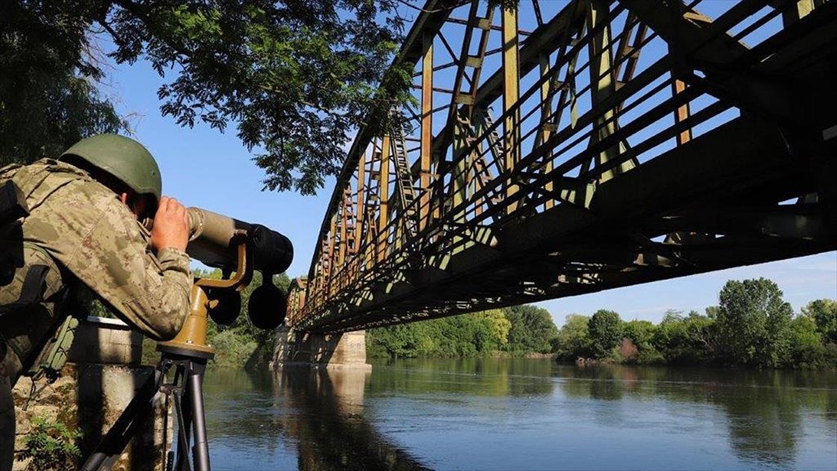 Yunanistan Sınırından Yasa Dışı Yollarla Geçmeye Çalışan 17 Kişi Yakalandı