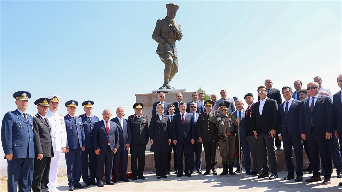 Cumhurbaşkanı Yardımcısı Yılmaz, Başkomutan Mustafa Kemal Anıtı'ndaki Törene Katıldı