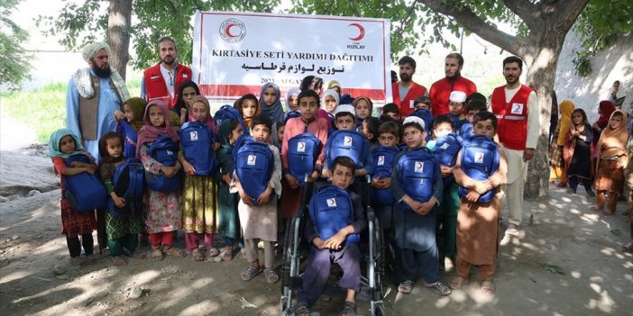 Türk Kızılaydan Okula Emekleyerek Giden Engelli Afgan Öğrenciye Yardım Eli