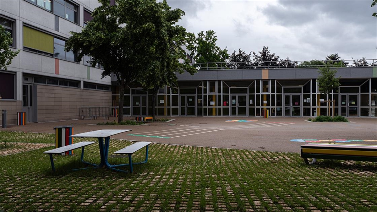 Fransa, Okullarda Abaya Tarzı Uzun Elbiseler Giyilmesini Yasaklıyor