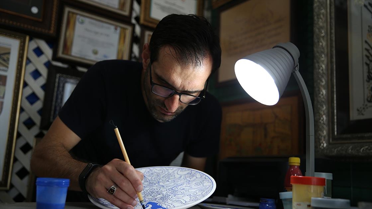 Çini Sanatını Hem İcra Ediyor Hem De Öğretiyor