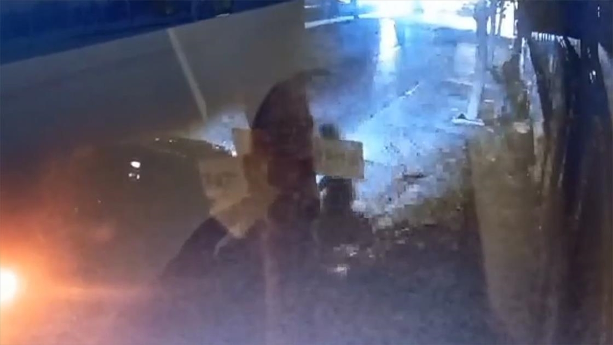 Esenyurt'ta İş Yerinin Kundaklanması Güvenlik Kamerasınca Kaydedildi