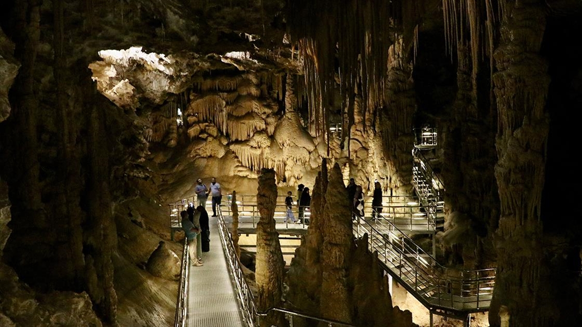Karaca Mağarası Serin Havasıyla Turistlerin Rotasında Yer Aldı
