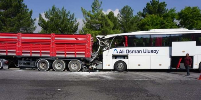 Yolcu otobüsü TIR'a çaprtı, ölü ve yaralılar var