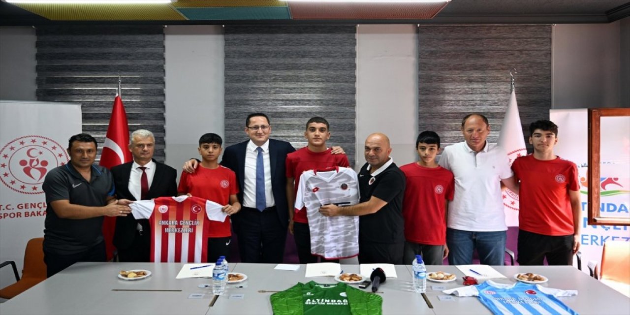 Sokakta Keşfedilen Futbolcular Gençlerbirliği'yle Sözleşme İmzaladı