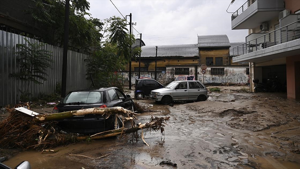 Yunanistan'daki Selde Hayatını Kaybedenlerin Sayısı 4'e Çıktı
