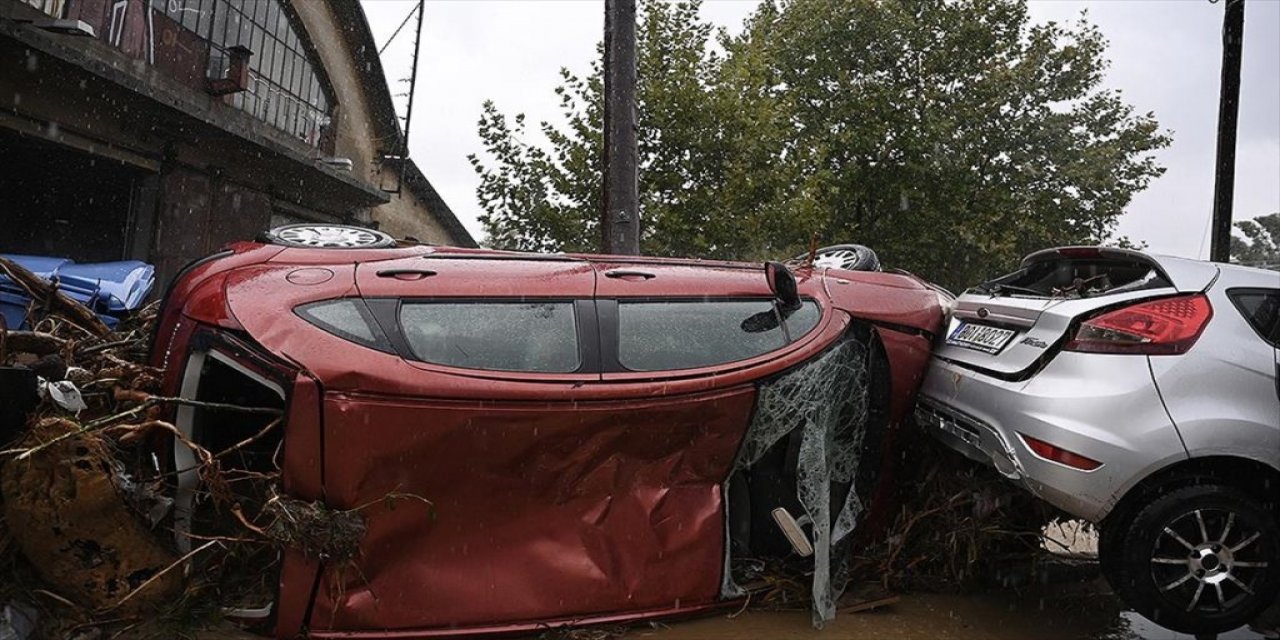Yunanistan'da Selde Mahsur Kalanları Kurtarmak İçin Şişme Botlarla Müdahale Ediliyor
