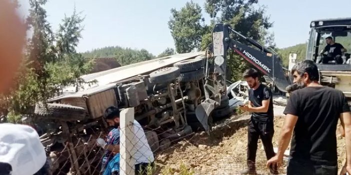 Kamyon cenaze namazı kılanların arasında daldı! Ölü ve yaralılar var