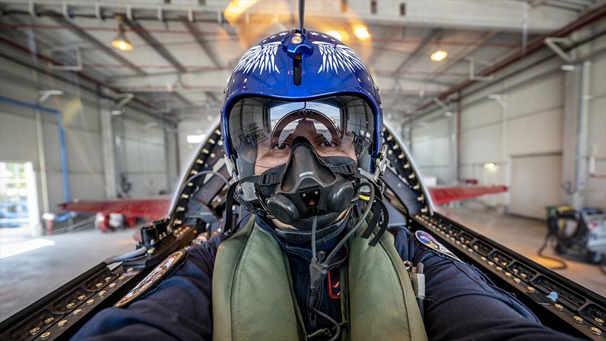 Hürjet'in Pilotu Türk Yıldızları Eşliğindeki Tarihi Uçuşu Aa'ya Anlattı
