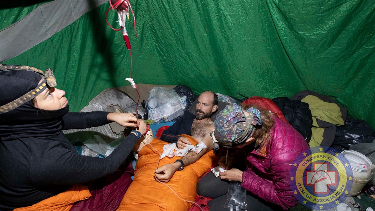 Mersin'de Mağarada Rahatsızlanan Abd'li Dickey'in Tahliyesi İçin Çalışma Başlıyor