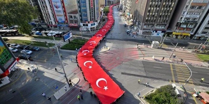 İzmir'de 350 metrelik dev bayrak açıldı