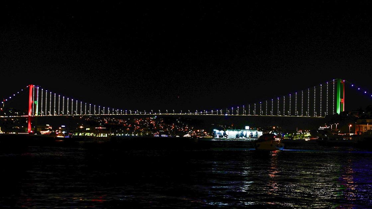 15 Temmuz Şehitler Köprüsü Tacikistan Bayrağının Renkleriyle Aydınlatıldı