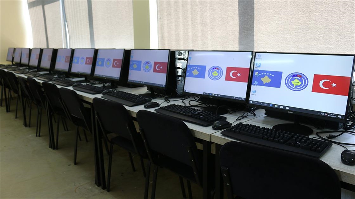 Türk Askerinden Kosova'da Eğitime Destek