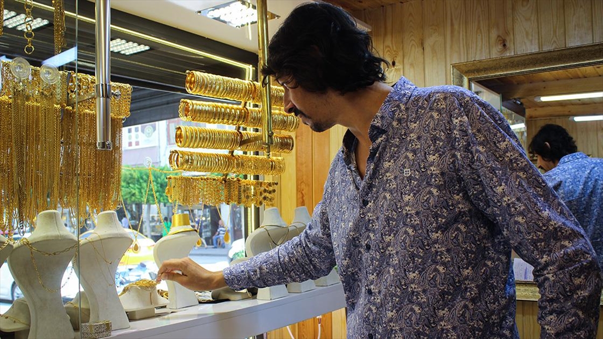 Hatay'da Depremzede Kuyumcular Ahşap Prefabriklerde İşbaşı Yaptı