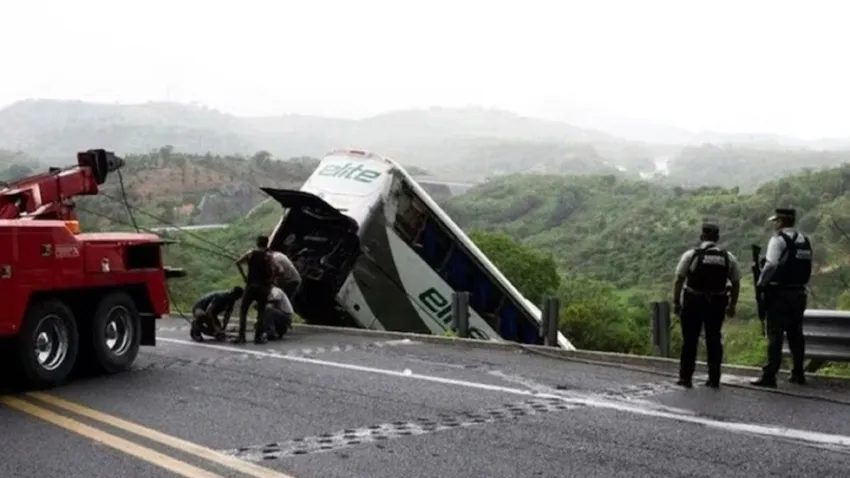 Otobüsün uçuruma yuvarlanması sonucu 10 kişi hayatını kaybetti