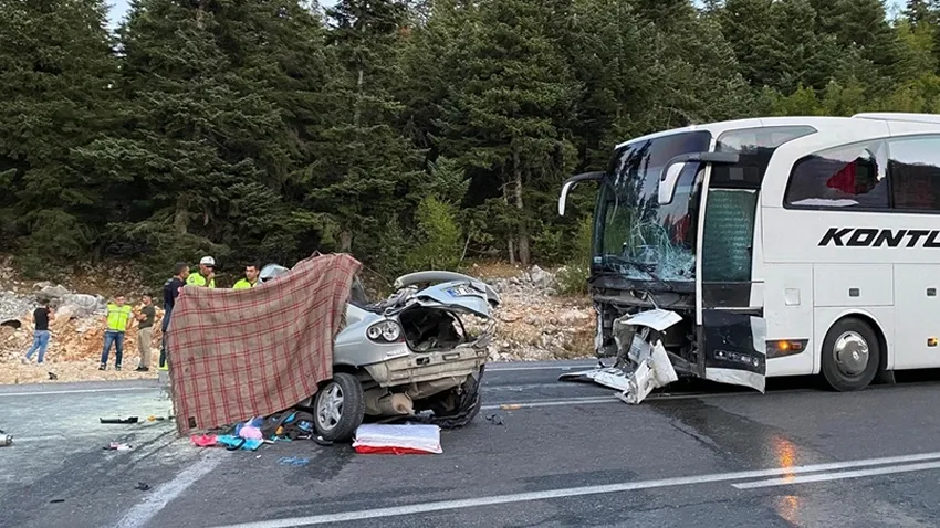 Antalya'da yolcu otobüsüyle otomobil çarpıştı