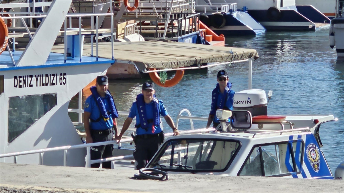 Deniz Polisi Ekipleri Van Gölü'ndeki Denetimlerini Sürdürüyor