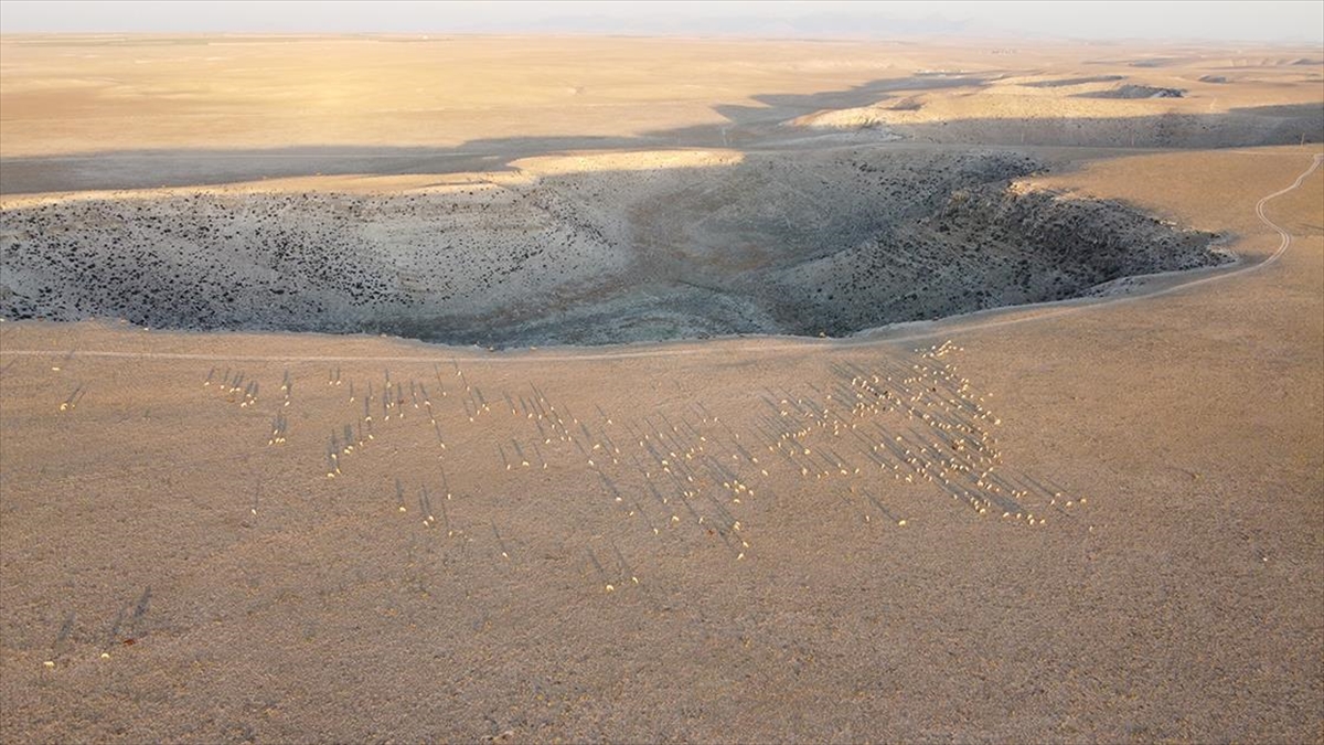 Konyalı Besici Hayvanlarını Devasa Obrukların Arasında Besliyor