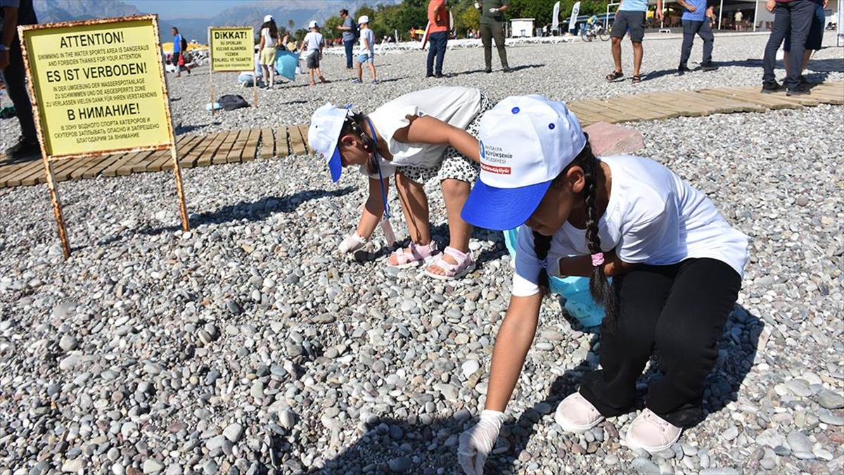 Antalya'da Kıyı Ve Deniz Dibi Temizliği Yapıldı