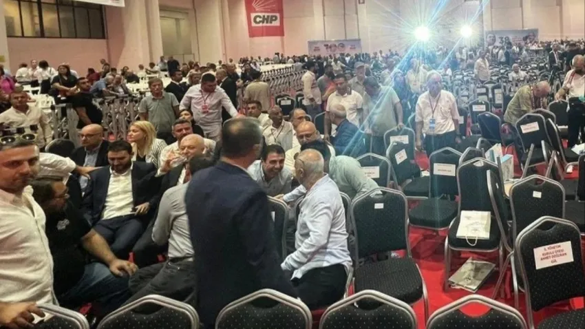 Tuncay Özkan, CHP kongresindeki kavgayı su içip gülümseyerek izledi