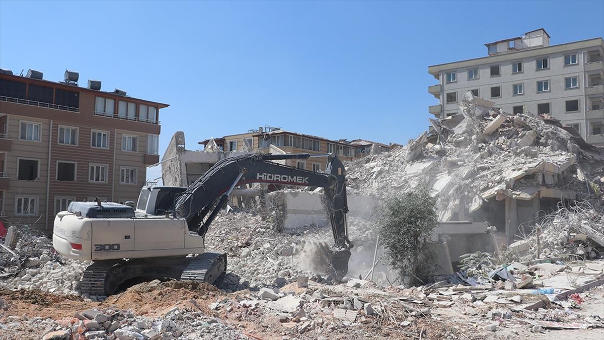 Hatay'da Ağır Hasarlı Binaların Kontrollü Yıkımı Sürüyor