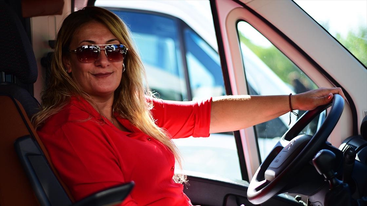 Eskişehirli Kadın Servis Şoförü 14 Yıldır Direksiyon Sallıyor