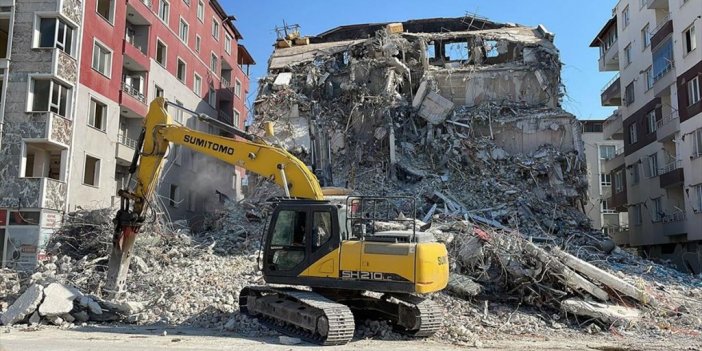 Depremlerden Etkilenen Hatay'da Hasarlı Binaların Kontrollü Yıkımı Sürüyor
