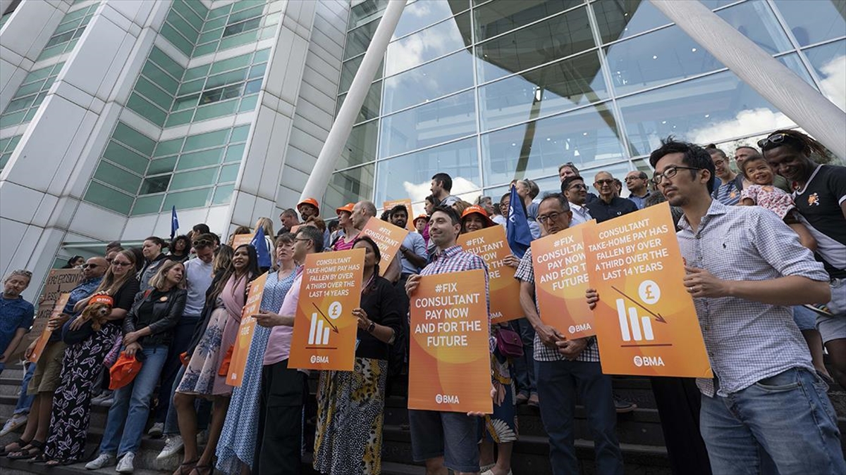 İngiltere'de Uzman Doktorlar 2 Günlük Grev Başlattı