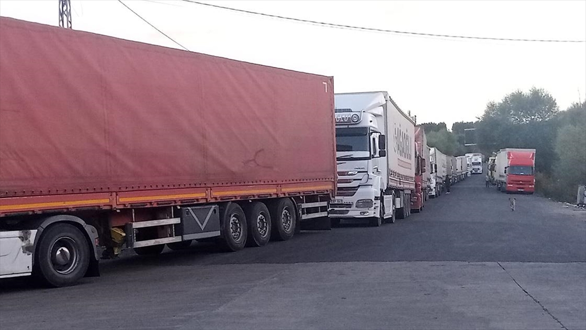 Türkgözü Gümrük Kapısı'nda Tır Konvoyu Oluştu