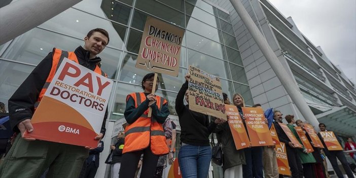 İngiltere'de Uzman Doktorlar Ve Pratisyen Hekimler "ilk Kez" Birlikte Grev Düzenliyor