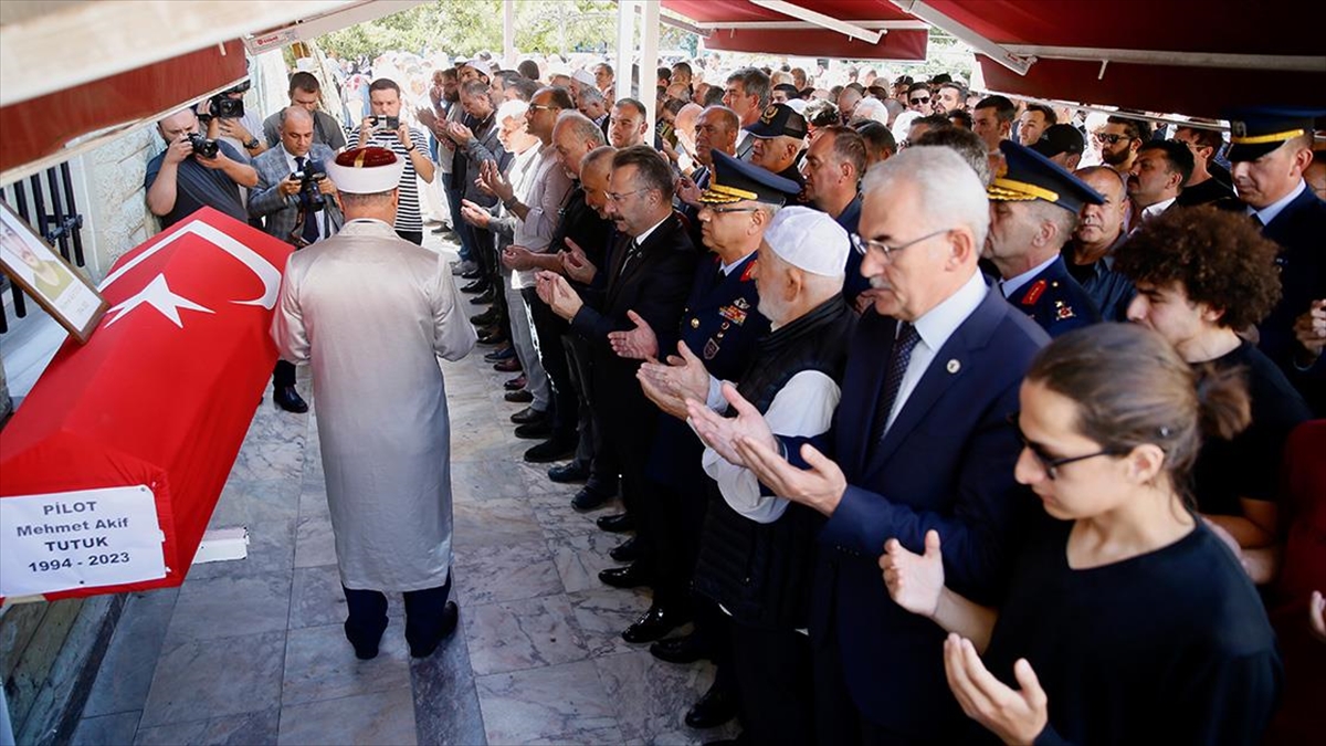 İzmir'de Düşen Helikopterde Hayatını Kaybeden Pilot Eskişehir'de Son Yolculuğuna Uğurlandı