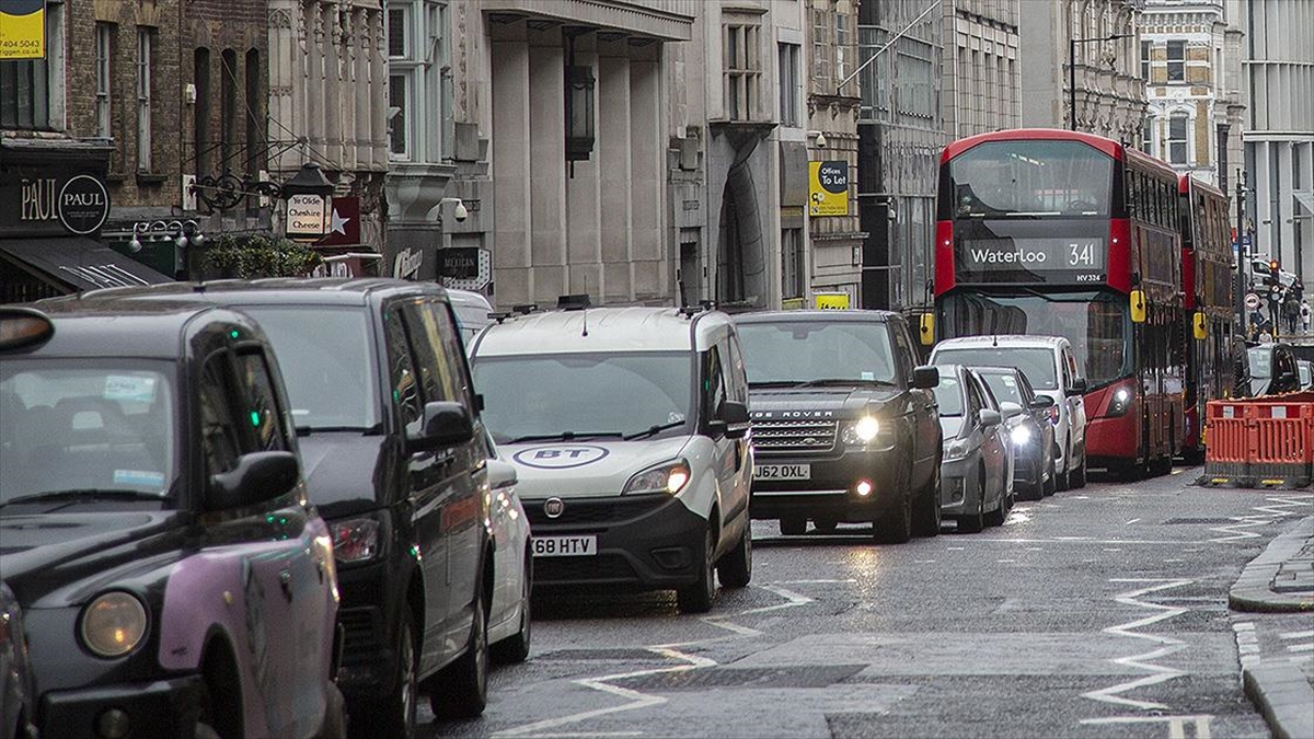 İngiltere, Benzinli Ve Dizel Otomobillerin Satışına Yönelik Yasağı 2035'e Erteleyecek