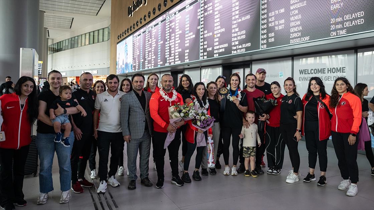 Dünya Güreş Şampiyonası'nda Mücadele Eden Kadın Güreş Milli Takımı Yurda Döndü