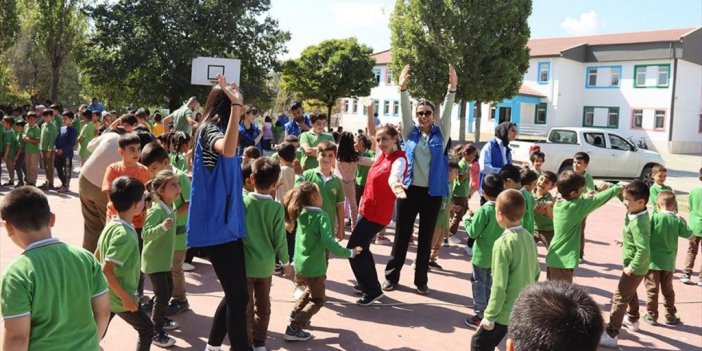 Iğdır'da Gönüllü Gençler Okul, Hastane, Köy Demeden Çocukları Sevindiriyor