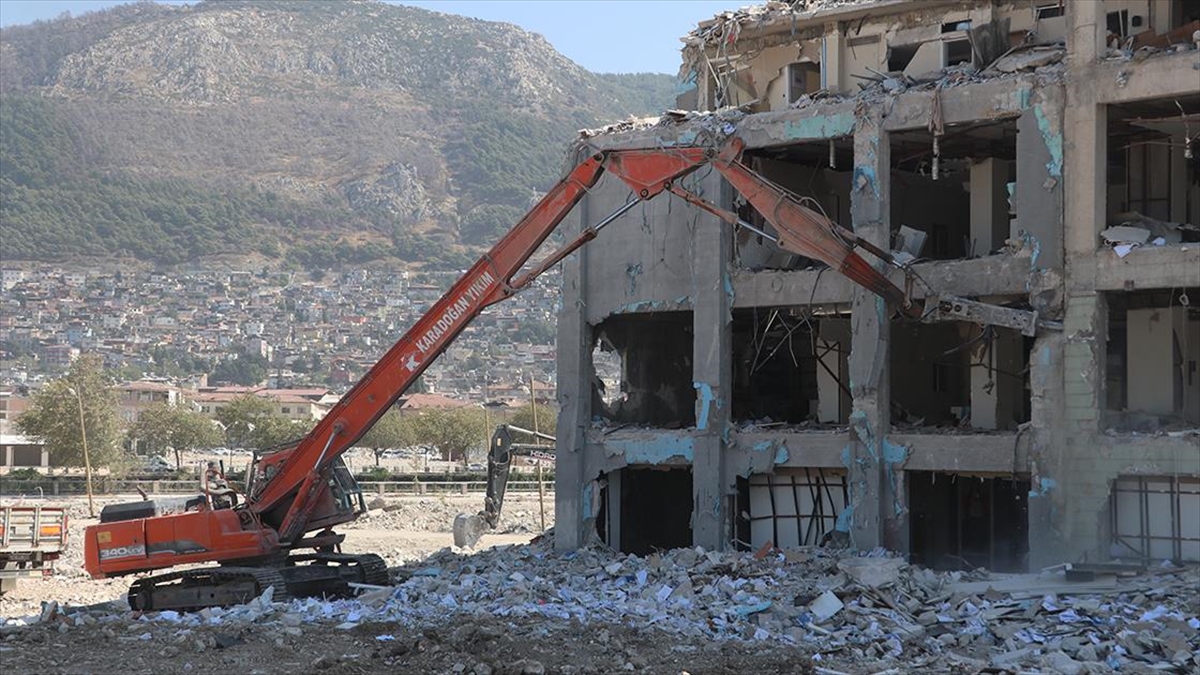 Hatay'da Ağır Hasarlı Binaların Kontrollü Yıkımı Sürüyor