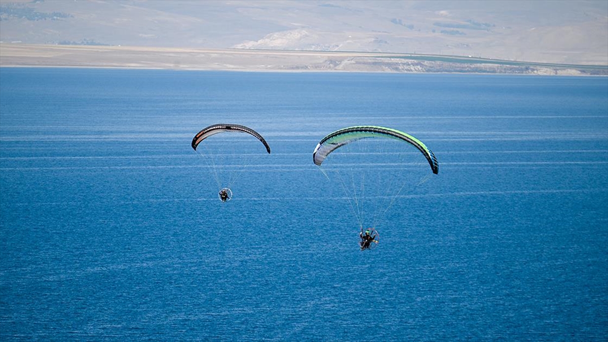 Van'da Yamaç Paraşütü Ve Paramotor Hedef Şampiyonası Devam Ediyor