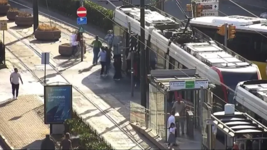 Beyoğlu'nda otobüs, tramvaya çarptı!