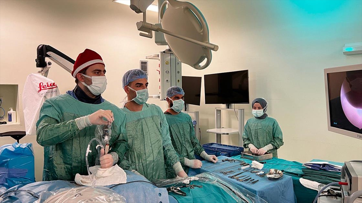 Bel Fıtığından "5 Milimetrelik Kesiyle" 1 Saatte Kurtuluyorlar