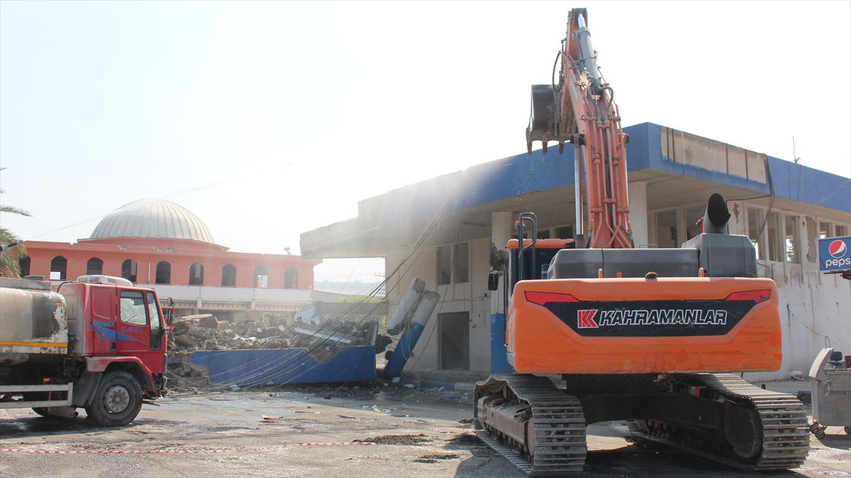 Depremlerde Ağır Hasar Alan İskenderun Otogarı Kontrollü Şekilde Yıkıldı