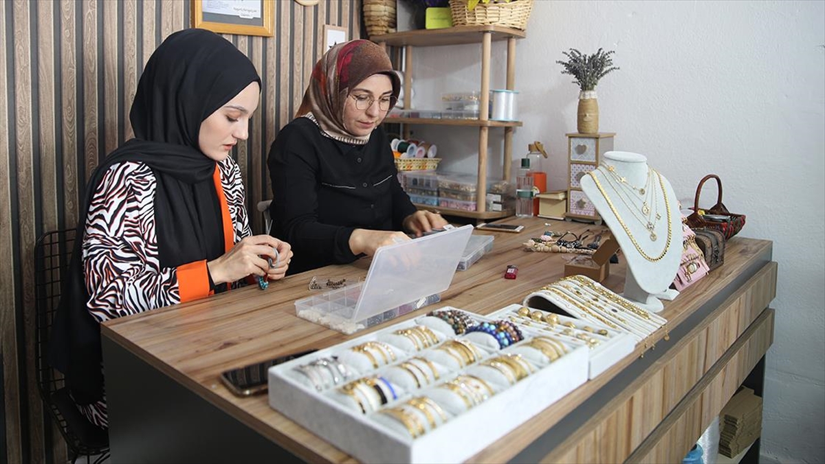 Kızı İçin Yapmaya Başladığı Takılar Yurt Dışında Alıcı Buluyor