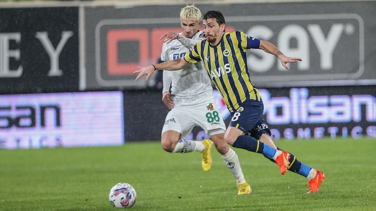 Fenerbahçe, Süper Lig'de Yarın Alanyaspor'a Konuk Olacak