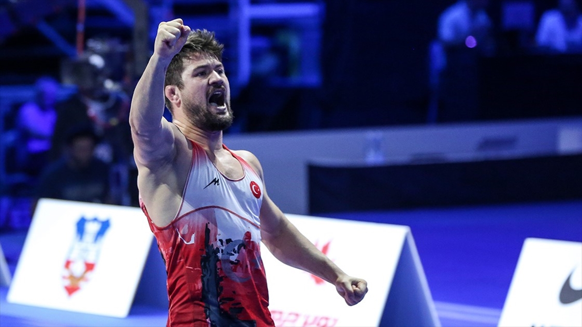 Milli Sporcu Ali Cengiz, Dünya Güreş Şampiyonası'nda Altın Madalya Kazandı