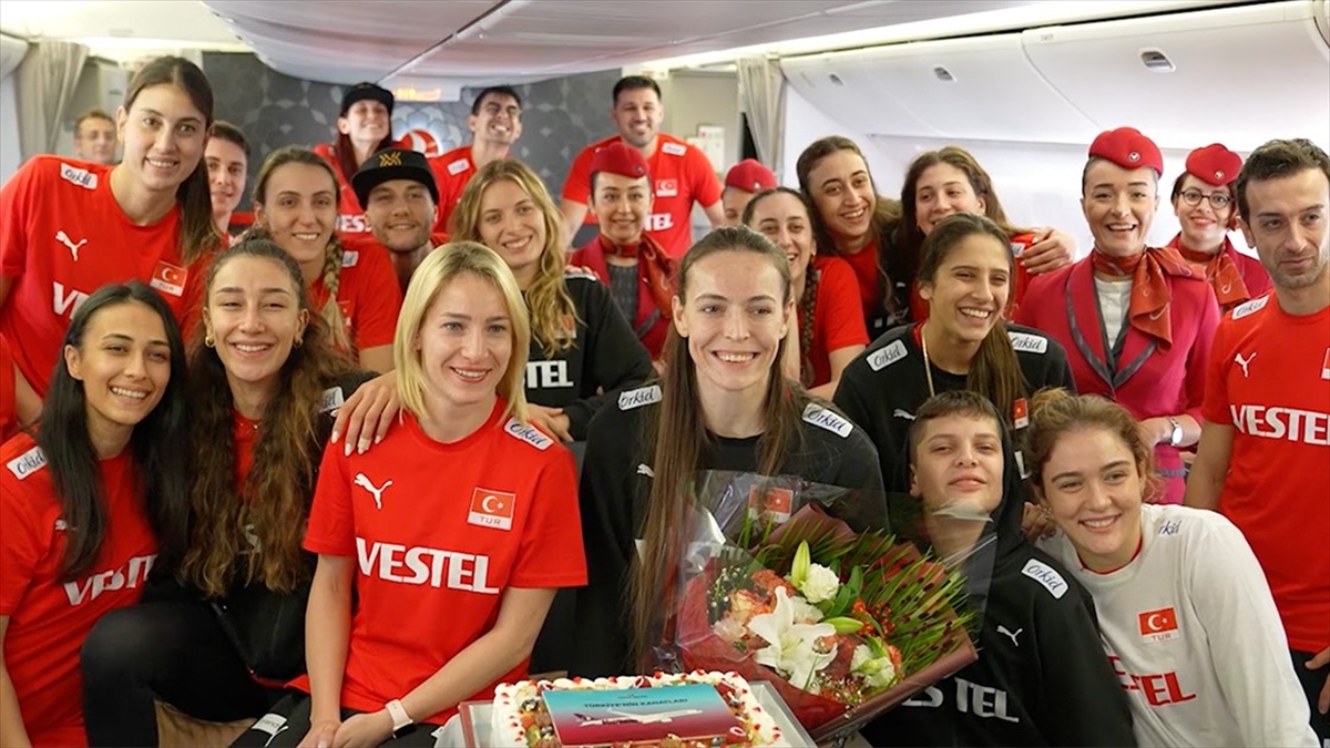 Thy'den A Milli Kadın Voleybol Takımı'na Uçakta Sürpriz Kutlama
