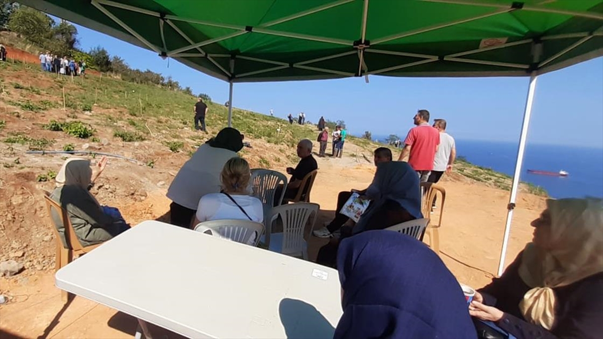 Trabzon'da Deniz Manzaralı Alandaki Mezar Yerlerinin Satışı Öncesi Yoğunluk Yaşandı