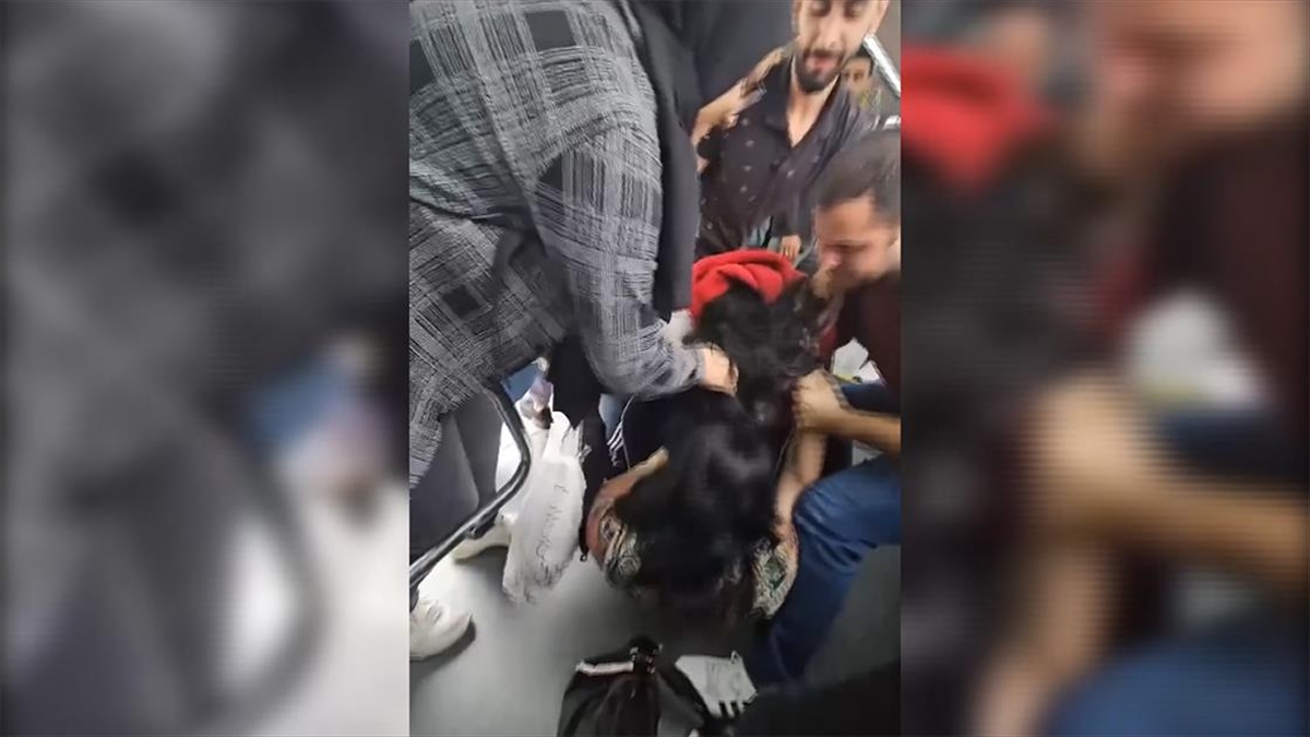 Kartal'da İett Otobüsünde Yolcular Arasında Çıkan Koltuk Kavgası Cep Telefonuyla Görüntülendi