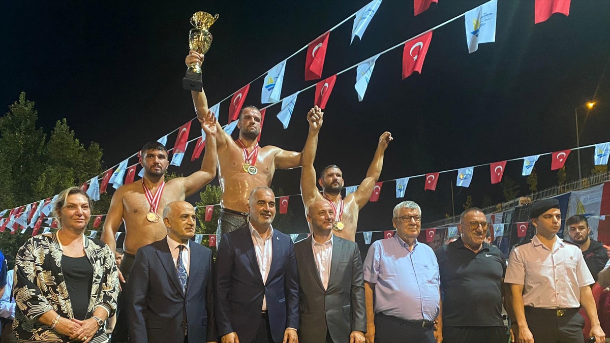 Karamürsel Yağlı Pehlivan Güreşleri'nde Hüseyin Gümüşalan Başpehlivan Oldu