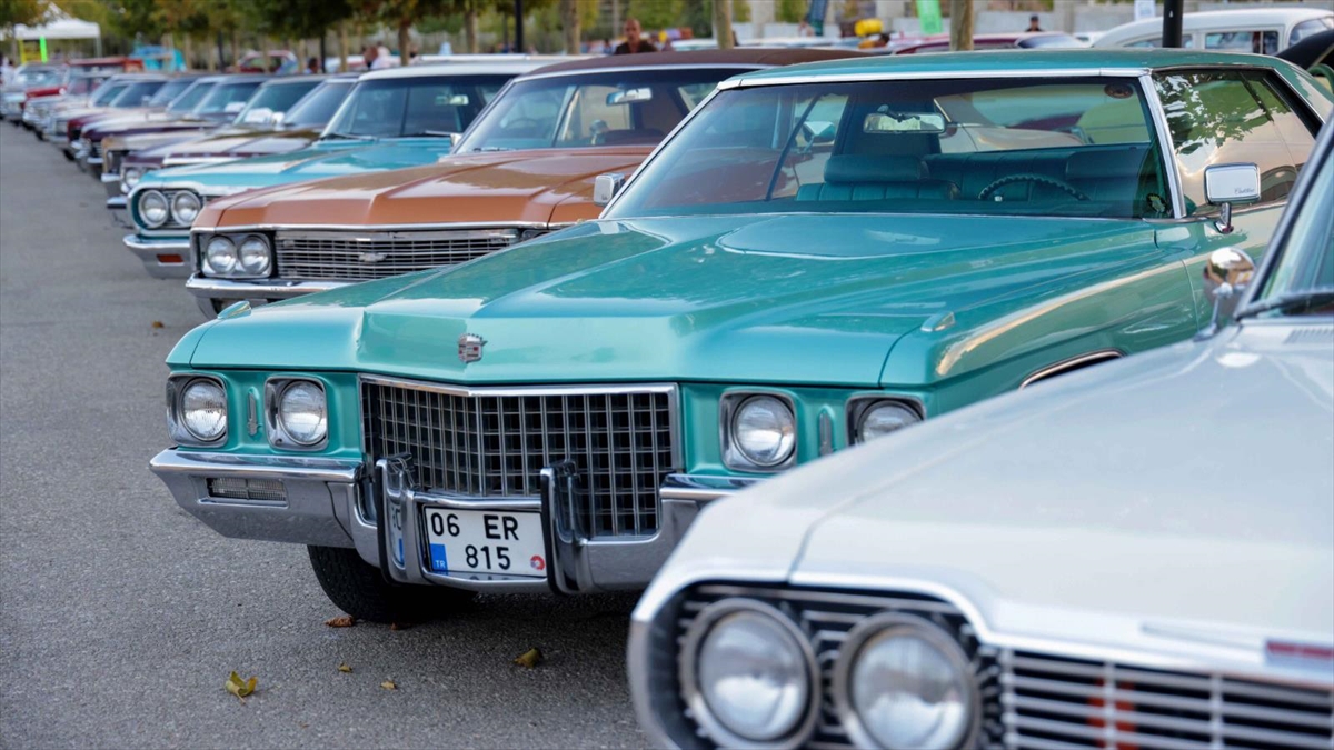 Klasik Otomobil Tutkunları Konya'da Buluştu