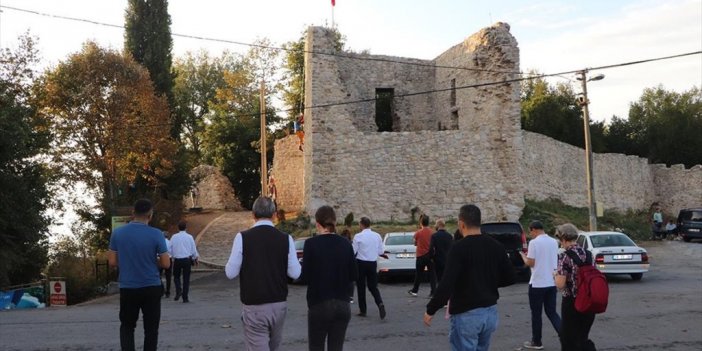 Düzce'deki Tarihi Ceneviz Kalesi Yabancı Turist Kafilesini Ağırladı