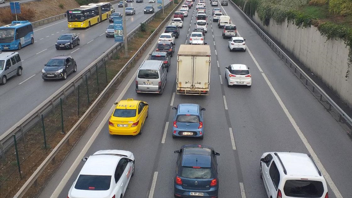 İstanbul'da Haftanın İlk Günü Trafik Yoğunluğu Yaşanıyor