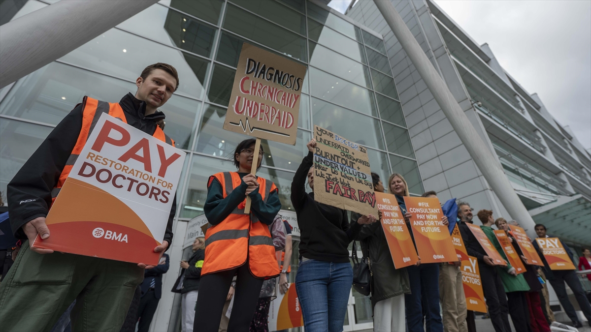 İngiltere’de Uzman Ve Pratisyen Hekimler, İkinci Kez Birlikte Grev Düzenliyor